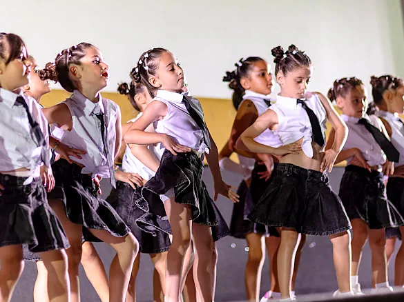 Niñas bailando en la gala de Home of Dance