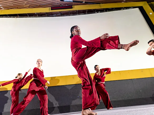 Salto de danza contemporánea en la gala