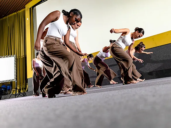 Coreografía de danza urbana de adultos en la gala