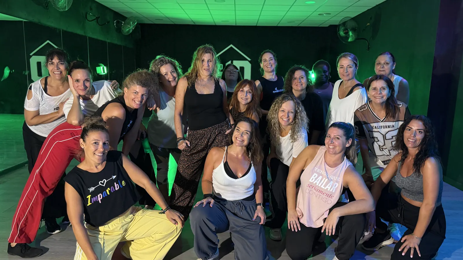 Adultos en una clase de baile en Home of Dance, Teatinos