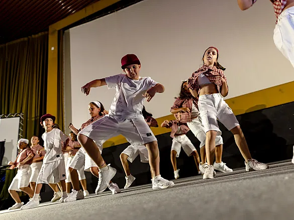 Niños bailando hip hop en la gala
